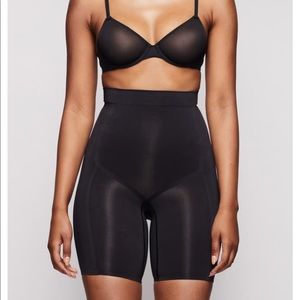 🖤 Skims High Waist Bonded Short 🖤